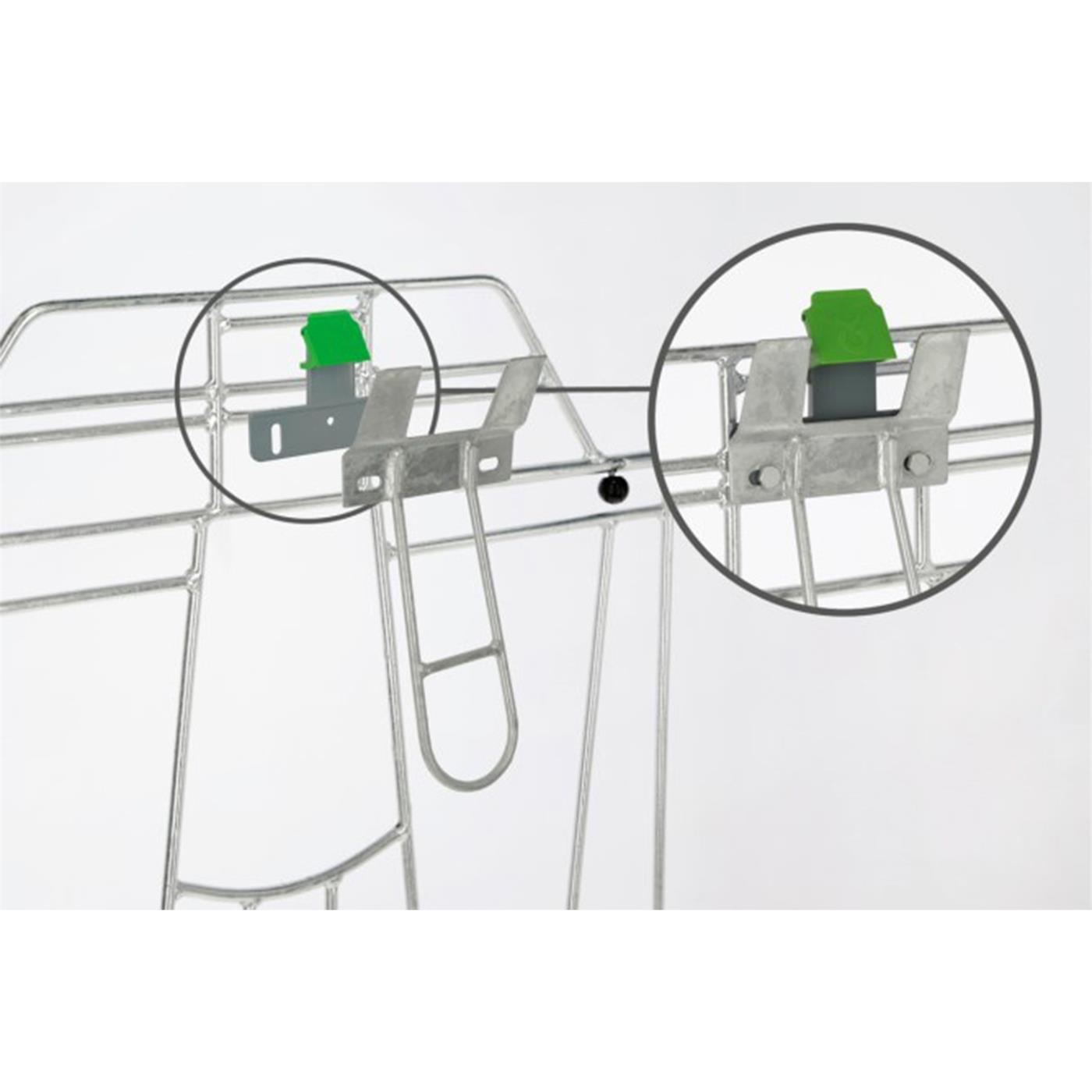Doppelklicken zum vergrößern Nahaufnahme der Kerbl Auswurfsicherung für Tränkeeimer „Bucket Guard“- Befestigung an einem Metallgestell, zur Detailansicht in zwei kreisförmigen Einschüben hervorgehoben.