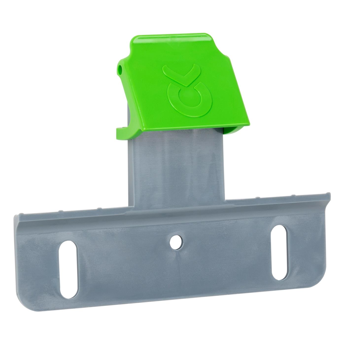 Doppelklicken zum vergrößern Die Kerbl uswurfsicherung für Tränkeeimer „Bucket Guard“ verfügt über eine graue Wandhalterung aus Kunststoff mit einem grünen Clip an der Oberseite und zwei Befestigungsschlitzen.