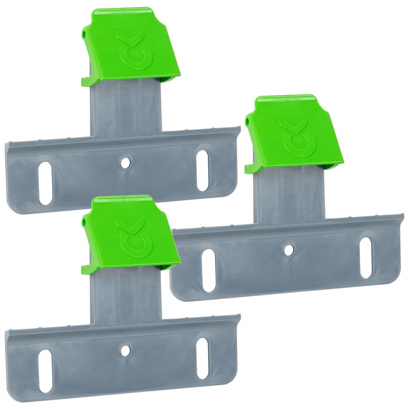 Doppelklicken zum vergrößern 3er-Set Auswurfsicherung für Tränkeeimer, Kerbl „Bucket Guard“-Halterungen für Tränkeeimer, jeweils mit grünen Clipsen und zwei länglichen Schraubschlitzen;