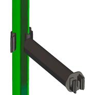 3D-Rendering eines 25x Rückseiten-Abstandisolators für T-Pfosten, 15cm, schwarz: ein grüner vertikaler Pfosten mit einem horizontal angebrachten schwarzen Bügelisolator.