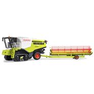 Ein grün-weißer BRUDER Claas Lexion 780 Terra Trac Mähdrescher (1:16) für Kinder ab 4 Jahren, der einen rot-gelben Mähdrescher auf einem Anhänger zieht.
