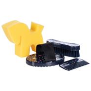 Das HKM Putzset Hobby Horsing für Kinder enthält einen gelben Schwamm, zwei Bürsten und einen kleinen schwarzen Kamm, alles in einer schicken Tasche mit Sternchenaufdruck - perfektes Pflegezubehör für Steckenpferde.