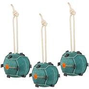 Drei VOSS.farming Pferdespielzeug Möhrenball (ø22cm, Leder) im 3er-Set, mit grün-schwarz strukturierten Bällen mit orangefarbenen Kreisen und geknoteten Seilgriffen, die senkrecht hängen.