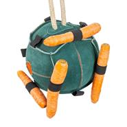 Das VOSS.farming 3x Pferdespielzeug Möhrenball (ø22cm) ist ein grünes Hängespielzeug mit mehreren orangefarbenen Karotten, die mit Lederbändern befestigt sind.