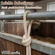Ein VOSS.farming Pferdespielzeug Beschäftigung Kaktus 36cm aus Leder ist am Tor eines Stalls befestigt. Über dem Bild liegt deutscher Text.