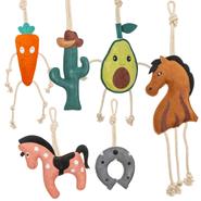 Das VOSS.farming Set Pferdespielzeug Beschäftigung, Leder von VOSS.farming enthält sechs bunte Pferdespielzeuge in Form einer Karotte, eines Kaktus, einer Avocado, eines Pferdes, eines Ponys und eines Hufeisens mit Seilgliedern.
