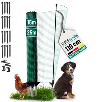 Eine grüne VOSS.farming classic 15m Drahtzaunrolle (110cm hoch, 9 Pfosten, 1 Spitze, kein Strom) mit einem Huhn und einem Welpen daneben; auf dem Schild steht 110cm 15m.