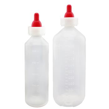 Zwei durchsichtige VOSS.farming-Lammmilchflaschen mit roten Gummitropfern, weißen Schraubverschlüssen und Messlinien – Milchflasche für Lämmer (Lämmersauger mit Kreuzschlitzöffnung).