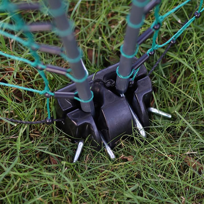 Nahaufnahme des Netz-Tür-Komplettsets für Weidenetze mit schwarzem Kunststoffsockel zur Befestigung von Metallstangen und grünem Netz auf dem Rasen.