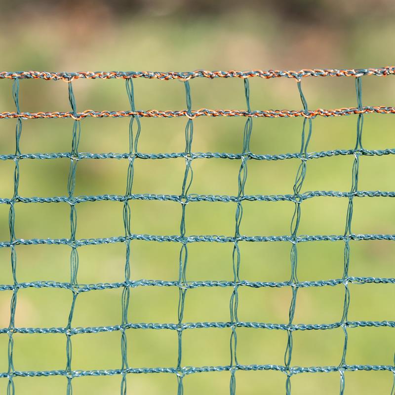 Großansicht der Bildergalerie Nahaufnahme eines grünen Maschen-Weidezaunnetzes (ohne Strom). Die unteren zwei horizontalen Litzen sind farblich in Orange-Braun abgesetzt und verstärkt verflochten, dargestellt vor einem unscharfen grünen Hintergrund.