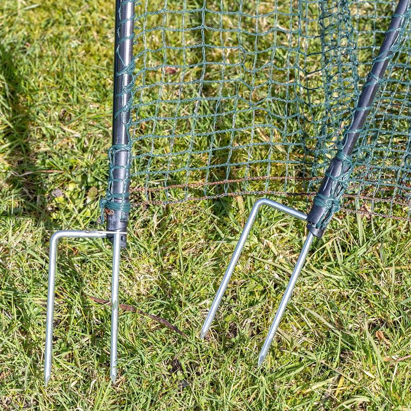 Großansicht der Bildergalerie Nahaufnahme des VOSS.farming Weidezaunnetz, ohne Strom, 120cm Metallpfähle zur Befestigung des grünen Netzes auf dem Rasen.