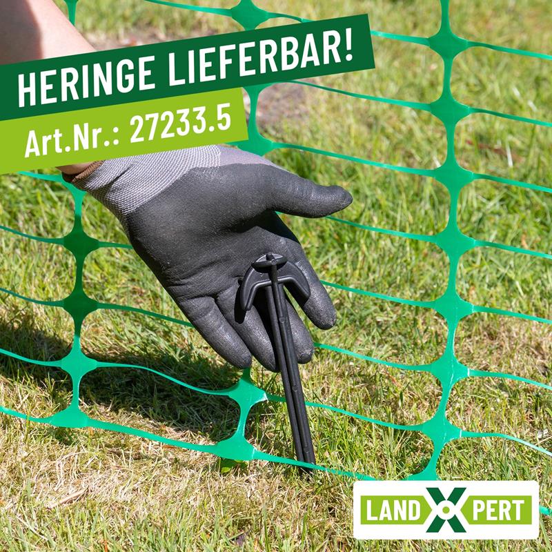 Großansicht der Bildergalerie Eine behandschuhte Hand steckt einen Kunststoffpfahl in das Gras neben einem grünen Maschendrahtzaun. Deutscher Text zeigt Produktdetails: 30x1m LandXpert Basic Begrenzungszaun, mobiles Netz, Absperrzaun, flexibel von LandXpert.