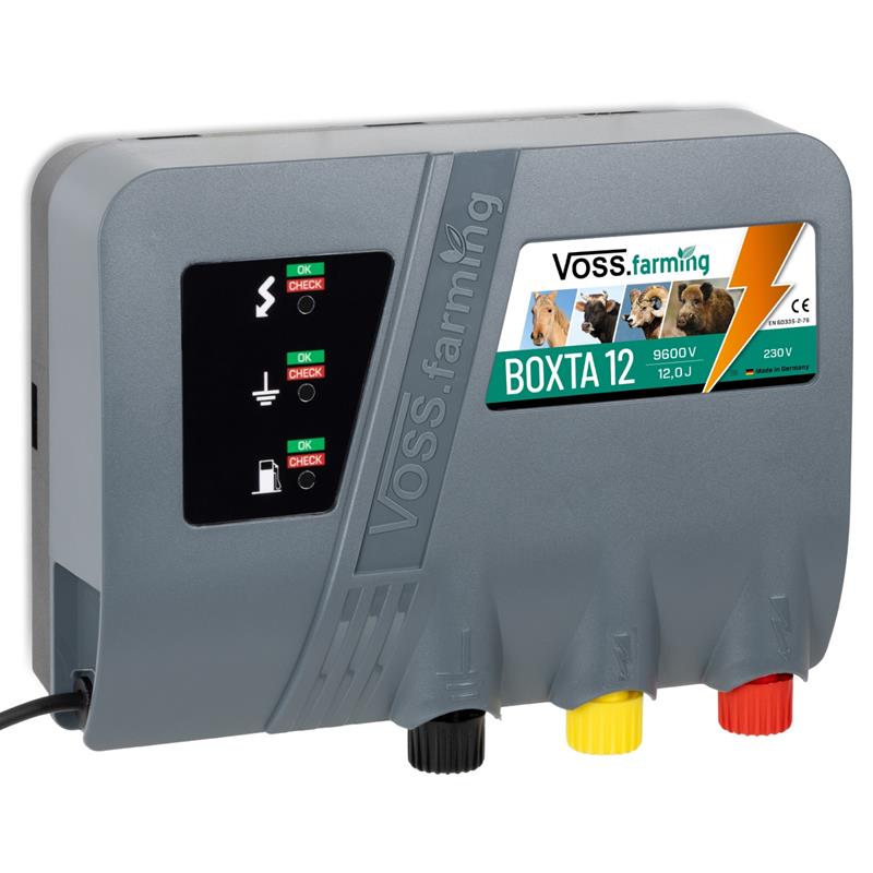 Das VOSS.farming „BOXTA 12“ ist ein leistungsstarkes 230V Weidezaungerät für lange Zäune mit Kontrollleuchten für Zaun-/Erd-/Gerätekontrolle und drei farbigen Rändelmuttern für den Erd- und die beiden Zaunanschlüsse.