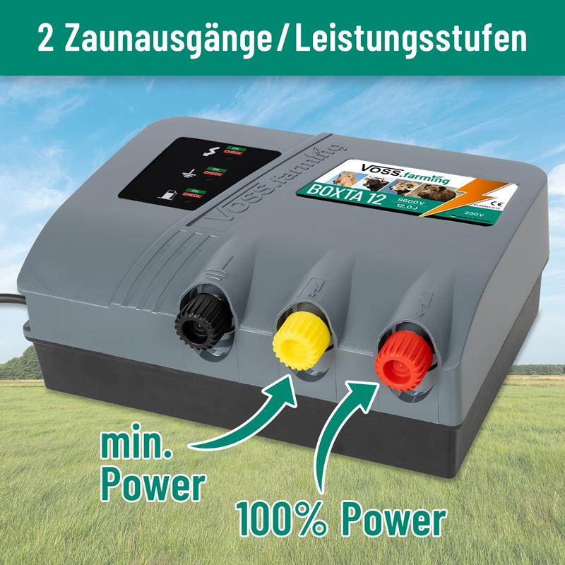 Das VOSS.farming Weidezaungerät „BOXTA 12“ 230V verfügt über drei farbige Rändelmuttern: Schwarz für den Erdanschluss, Rot für den Zaunanschluss (100%), Gelb für den reduzierten Zaunanschluss, dargestellt auf einem Gras-Hintergrund.