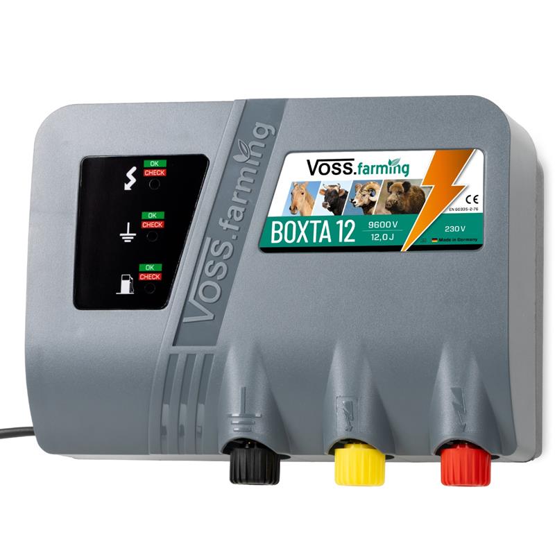 Das VOSS.farming „BOXTA 12“ ist ein leistungsstarkes 230V Weidezaungerät für lange Zäune mit beschrifteten Anschlüssen und Tierabbildungen auf dem Aufkleber.
