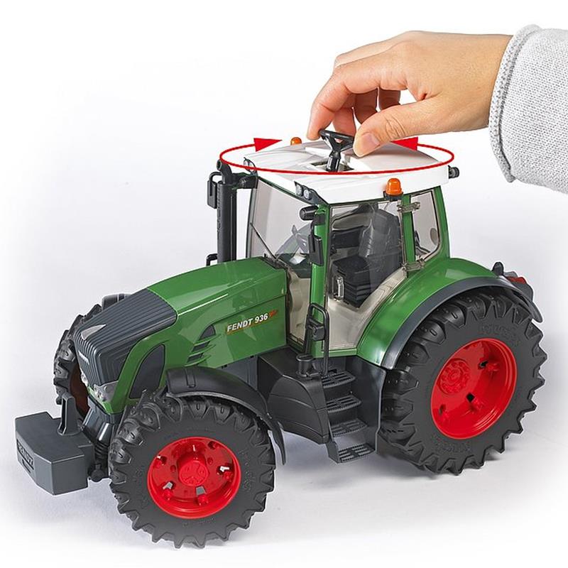 Großansicht der Bildergalerie Der Dachknauf des BRUDER Fendt 936 Vario Spielzeugtraktors (1:16) lässt sich mit der Hand drehen und lenkt so die Vorderräder über das eingebaute Lenksystem. Geeignet für Kinder ab 3 Jahren.