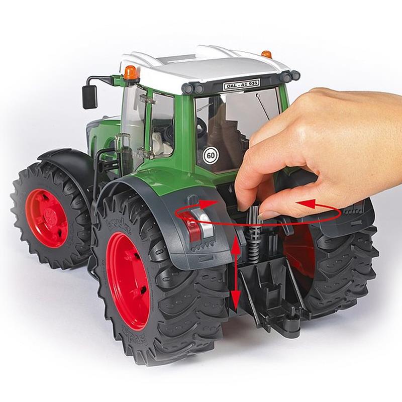 Großansicht der Bildergalerie Eine Hand verstellt die Deichsel eines BRUDER Fendt 936 Vario Spielzeugtraktors (Maßstab 1:16, grün, mit Lenkung und Kabinendach), geeignet für Kinder ab 3 Jahren.
