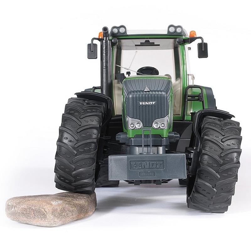 Großansicht der Bildergalerie Ein BRUDER Fendt 936 Vario Spielzeugtraktor mit großen Reifen und Lenkung fährt über einen Felsen (von vorne gesehen). Geeignet für Kinder ab 3 Jahren, Maßstab 1:16.