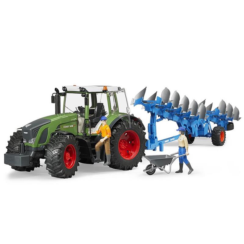 Großansicht der Bildergalerie BRUDER Fendt 936 Vario Spielzeugtrecker ab 3 Jahren, Maßstab 1:16, mit Lenksystem und Kabinendach auf weißem Hintergrund. Zwei Bauernhof-Spielfiguren: eine steht auf dem Traktor, die andere schiebt eine Schubkarre. Die Szene stellt landwirtschaftliche Arbeit dar.