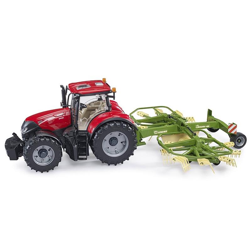 Ein roter Spielzeugtraktor mit großen schwarzen Rädern zieht den grün-gelben Heurechenanhänger BRUDER Krone Schwader 1:16 mit klappbaren Armen, geeignet für Kinder ab 4 Jahren.