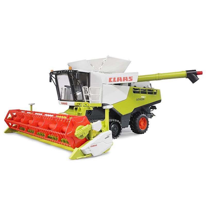 Von vorne links ist der BRUDER Claas Lexion 780 Terra Trac Mähdrescher zu sehen, ein grün-weißer Mähdrescher mit rotem Schneidwerk. Geeignet für Kinder ab 4 Jahren, Maßstab 1:16.
