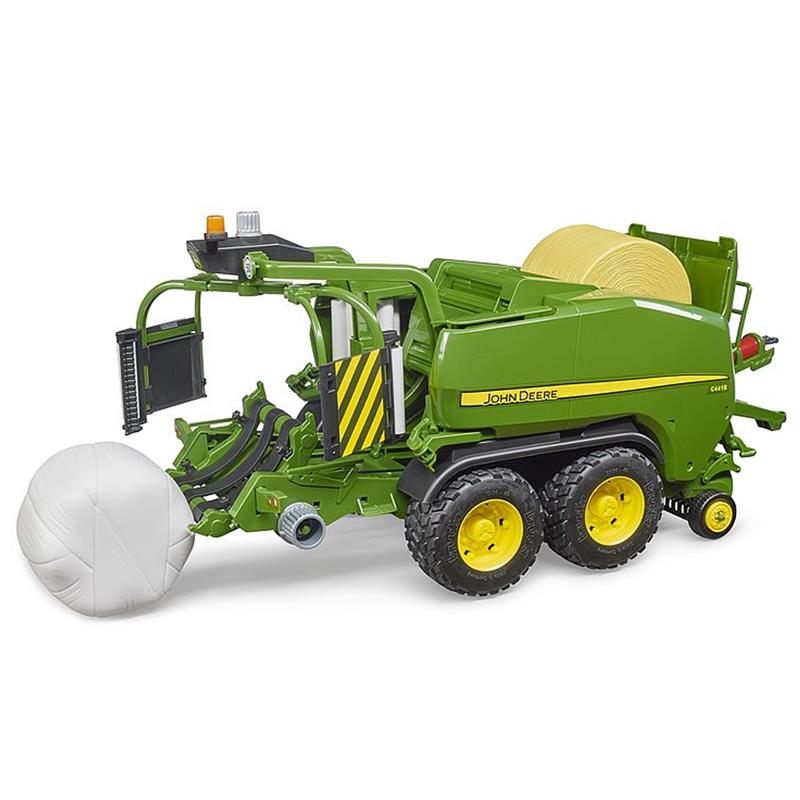 Großansicht der Bildergalerie BRUDER John Deere Rundballen-Presswickelkombination C441R Ballenpresse-Spielzeug (1:16), für Kinder ab 4 Jahren, inklusive 2 Heuballen, detaillierten Rädern und Wickelmechanismus.