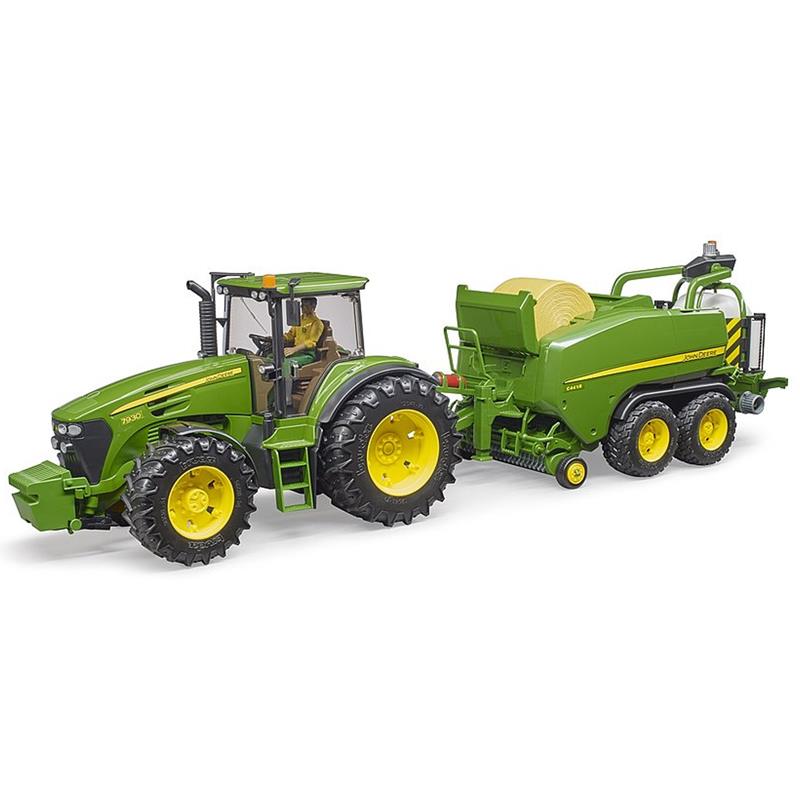 Großansicht der Bildergalerie Die BRUDER John Deere Rundballen-Presswickelkombination C441R, ein grün-gelber Spielzeugtraktor mit Heupresse, inklusive 2 Rundballen. Geeignet für Kinder ab 4 Jahren, Maßstab 1:16.