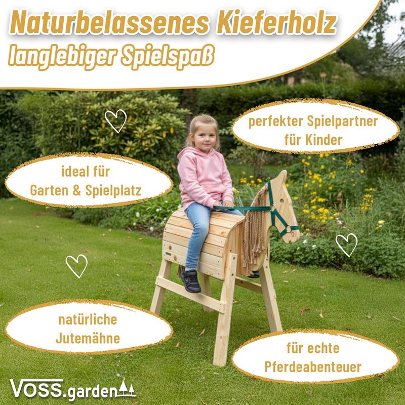 Ein Kind freut sich über das VOSS.garden Holzpferd für Kinder - ein stabiles Gartenpferd aus Kiefernholz, ideal für den Spielplatz und kindgerecht bis zu 100 kg belastbar.
