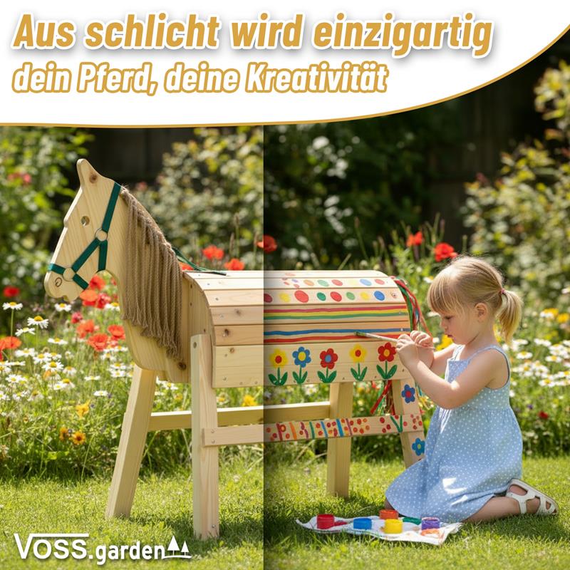 Ein Mädchen bemalt ein VOSS.garden Holzpferd für Kinder (Gartenpferd aus Kiefernholz, belastbar bis 100kg) im Garten; eine Hälfte ist einfarbig, die andere wird bunt verziert.