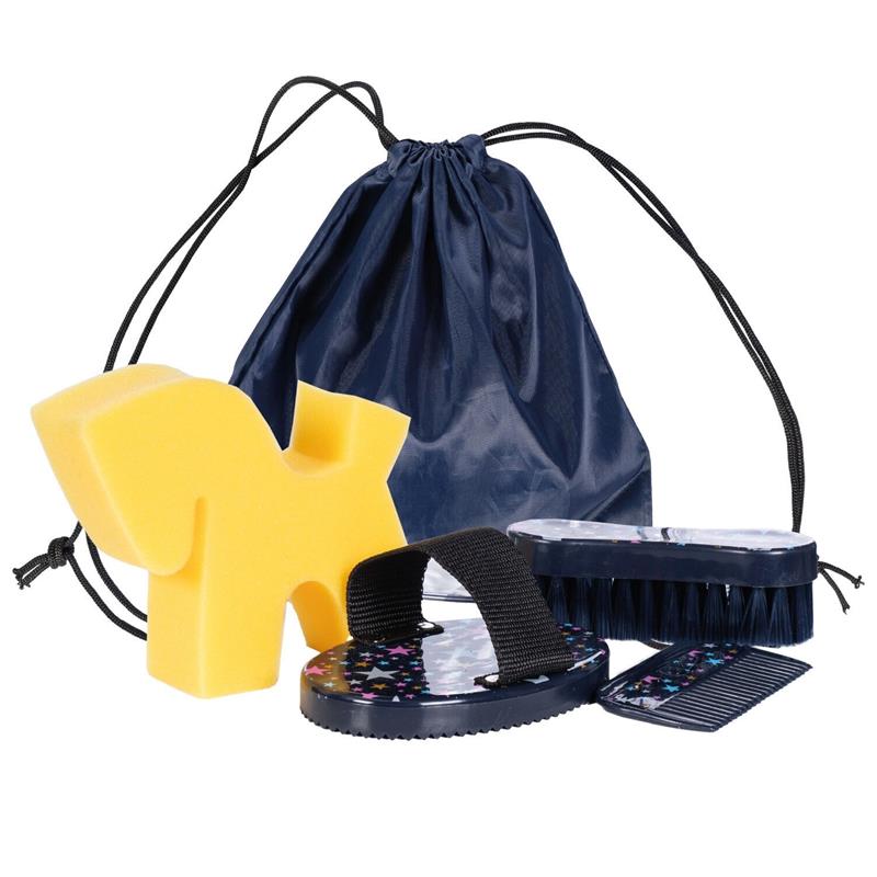 Das HKM Putzset Hobby Horsing für Kinder mit einer Tasche mit marineblauem Sternendruck enthält einen gelben Schwamm, zwei Bürsten und einen kleinen Kamm - das perfekte Zubehörset für Steckenpferde-Fans.