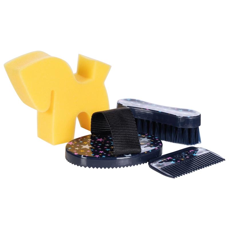 Das HKM Putzset Hobby Horsing für Kinder enthält einen gelben Schwamm, zwei Bürsten und einen kleinen schwarzen Kamm, alles in einer schicken Tasche mit Sternchenaufdruck - perfektes Pflegezubehör für Steckenpferde.