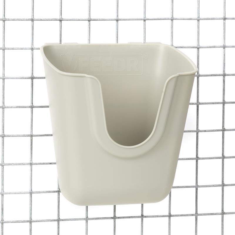 Großansicht der Bildergalerie Der Geflügel Futterbecher 400ml – 350g, V-Feedr, V-Form ist ein hellgrauer Futternapf aus Kunststoff zur Befestigung an einem Metalldrahtgitter.