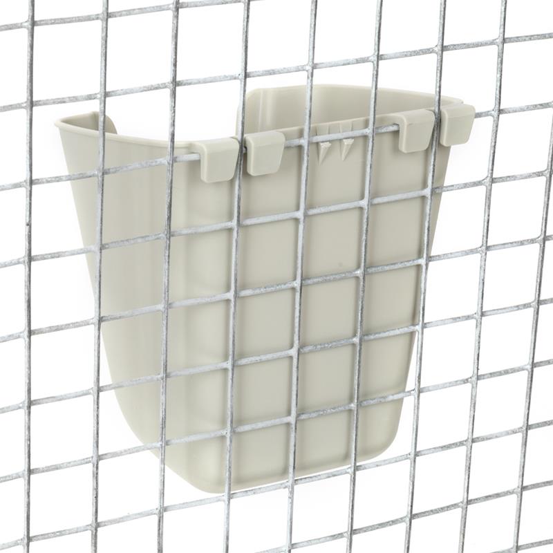 Großansicht der Bildergalerie Der Geflügel Futterbecher 400 ml – 350 g, V-Feedr, V-Form ist ein beiger Kunststoffbehälter zum Aufhängen an einem Drahtgitter oder einer Maschenplatte.