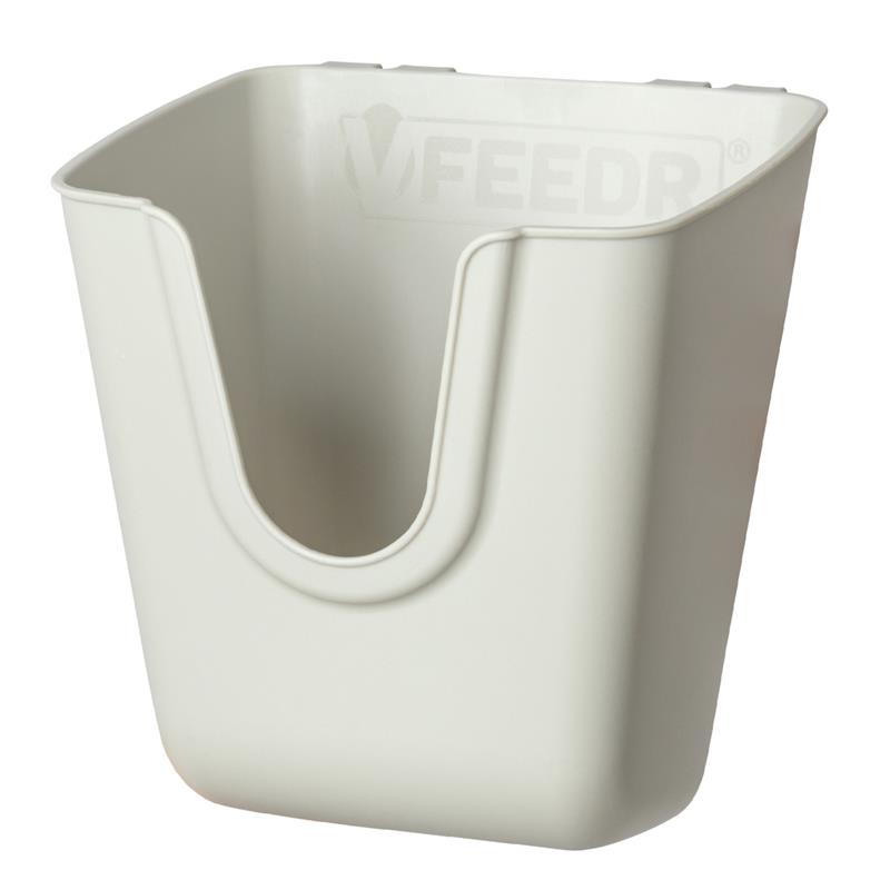 Großansicht der Bildergalerie Cremefarbener V-Feedr Geflügelfutterbecher in V-Form, 400 ml/350 g, mit offener Vorderseite und der Prägung „FEEDR“ oben.