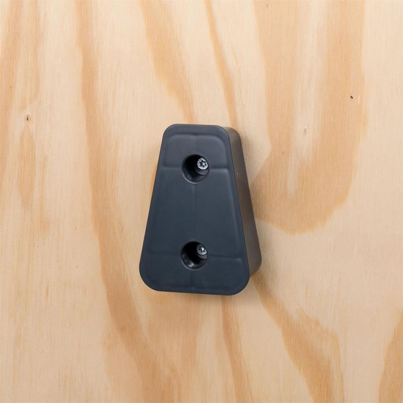 Großansicht der Bildergalerie Ein Geflügel Futterautomat 2,5kg, V-Feedr inkl. Halterung wird mit zwei Schrauben auf einer hellen Holzoberfläche montiert.