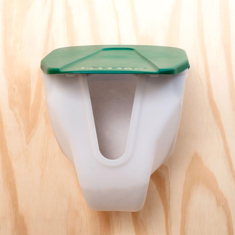 Großansicht der Bildergalerie Geflügel Futterautomat 2,5kg, V-Feedr mit grüner Abdeckung und U-förmiger Öffnung, wandmontiert auf Holz – inkl. Halterung.