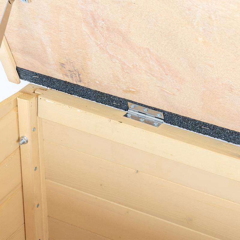 Großansicht der Bildergalerie Nahaufnahme eines Metallscharniers, das an hellen Holzplatten im Inneren der VOSS.PET Hundehütte befestigt ist. Mattes Hundehaus aus Fichtenholz, lasiert, naturbraun, XL.